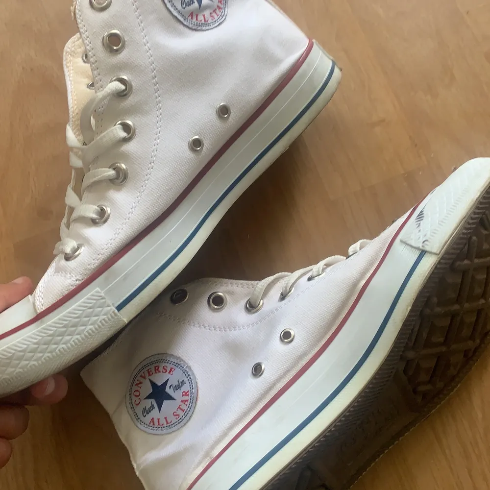Säljer ett par helt nya converse i färgen vit använda 2 gånger för ja ej tyckte om skorna❤️❤️ köpta på zalando . Skor.