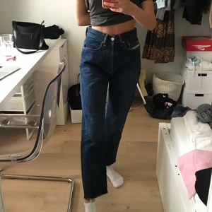 Mörkblå Diesel Jeans - Mörkblå Diesel jeans, modell ”fellow”🤩 Storlek w26 l32 men avklippta i benen! Jag på bilden är 160cm. Kan hämtas i slussen eller postas!🥰