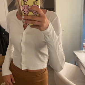 tröja med knappar - säljer denna då den inte används längre. jätte fin och söt nu till sommaren. är i Storlek M men passar mig som är en S/ Xs