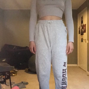 Hogwarts-byxor - Intressekoll!                        Byxorna är använda ca 5 gånger! Byxorna är storlek 164, men dom passar mig perfekt, och jag har egentligen storlek xs! 