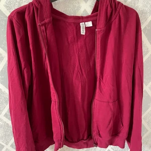 Vinröd ”Hoodie” med dragkedja  - Själv har jag aldrig använt den men jag har fått den begagnad, den är dock fortfarande i bra skick. Tunt material.