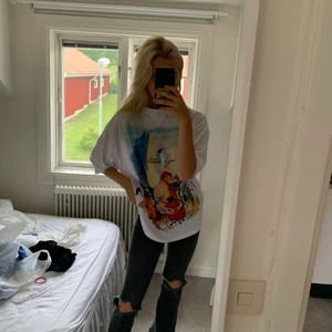 T shirt från asos strl m - Säljer denna coola t shirt från asos i strl m! Trycket på första bilden ska egentligen vara bak!💓💓💓