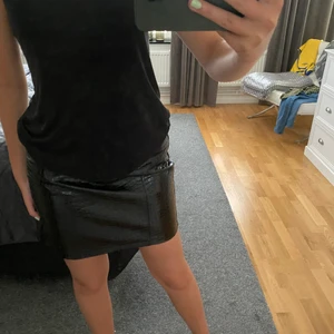 Skin kjol - Helt oanvänd skinkjol🙌🏻fick den i födelsedagspresent men har inte fått någon användning av den tyvärr. Prislappen sitter fortfarande kvar och kostade 400kr 💕