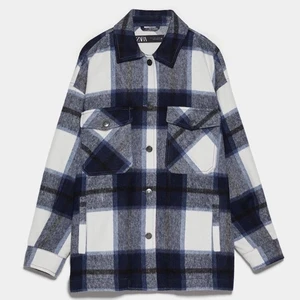 Zara rutig skjortjacka  - Säljer min rutiga skjortjacka från Zara, köpte från plick för ett tag sedan men använde den aldrig då jag har en annan i en annan färg. Det är i en storlek XS men eftersom den är oversized sitter den mer som S/M. 