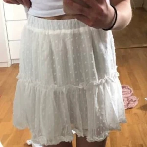 Vit volangkjol - Drömmig volangkjol😍 Strl M, men passar även S☺️