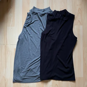 Två turtlenecks i grå och svart - Den gråa har luftigt, elastiskt tyg och är i storlek M den svarta är ribbad och är i storlek S. Säljs tillsammans eller var för sig beroende på vad köparen önskar. Skicka meddelande för anpassning. 100 för båda, 50 för bara en.