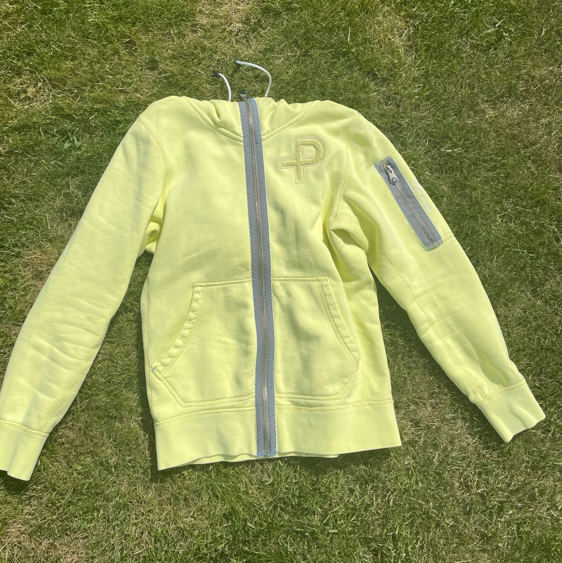 Ljus gul huvtröja  - 90