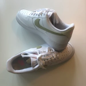 Nike Air Force - Säljer ett par helt nya och oanvända Nike Air Force. Beställde dem för två veckor sedan men bestämde mig för att det inte var den färgen just jag ville ha. De är jättefina och som sagt som nya💫💫