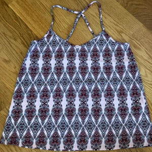 Linne/topp - Säljer denna supersöta topp från hollister som är använd ett fåtal gånger, och i väldigt fint skick. Frakt tillkommer