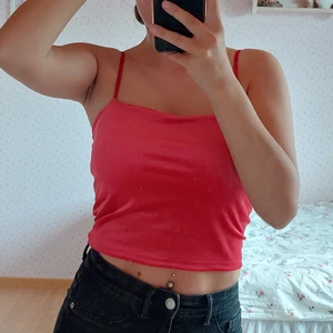 Rött linne - storlek XS - Ett rött linne från ginatricot. Använd 1 gång, alltså I bra skick och inget att anmärka på! 💁🏽‍♀️ jag är 160 cm lång 🐶🐱 djurfitt hem 🚬 rökfritt hem ✉📫 skickas mot fraktkostnaden 📷🎥 fotar/filmar alltid när jag skickar