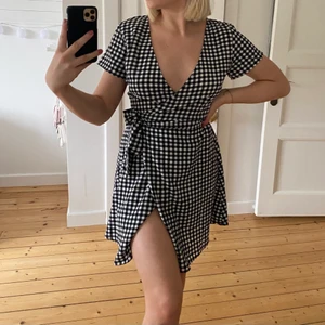 Rutig omlottklänning - En söt omlottklänning från H&M. Har aldrig använt den, så hoppas någon annan kan göra det🤗