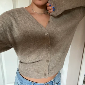 Stickad kofta - En så fin beige kofta från uniqlo i storlek s. 