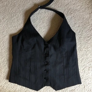 Halterneck - Supernajs halterneck waistcoat från vila i storlek M. Lite resår i ryggen samt justerbart band vilket gör att storleken går att fixa till. Superfint skick💞