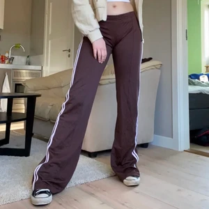 Bruna byxor - Säljer dessa då jag fått par liknande:) supersköna och bra längd. Dessa bilder är från förra ägaren men skickar gärna egna bilder om man vill ha de🤎passar xs-M, sista bilden är min!
