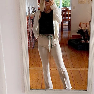 DESIGNBYSI kostymbyxor - Säljer nu mina supersnygga kostymbyxor från designbysi (STRL S) som är använda 2-3 gånger!! ÄLSKAR DE men har för många byxor i garderoben!! 😚 nypris över 400 kr & mitt pris 180 kr + frakt ❤️ jag är 170 cm lång!!!!⚡️⚡️