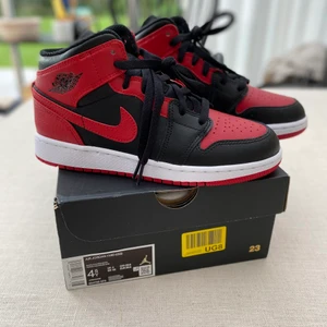Nike Air Jordan 1 Mid Banned - Nya helt oanvända AJ1 Mid Banned. Köpte för små. Kan mötas upp i Uppsala. 