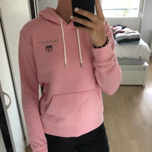 Rosa GANT hoodie  - En rosa GANT hoodie. Tröjan är använd ca 2 gånger och är därav i mycket bra skick. Den är köpt för ca 1000kr💕 ( priset kan diskuteras )