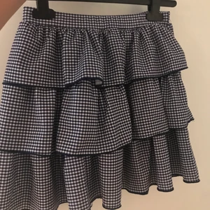 Volangkjol - En super fin volangkjol som kommer från Zara endast använd 2 gånger. 💗💗💗