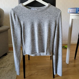 Croppad tröja från Zara i storlek M - Gosigt material, varm och skön. Den är i toppenskick. 