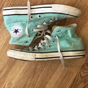 Converse - Välanvända Converse som går att fixa till och tvätta osv. Väldigt fin och ovanlig färg. Storlek 35. Köparen står för frakt☺️