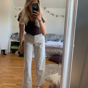 Manchesterbyxor från NA-KD i storlek 34 - Snygga beiga manchesterbyxor från NA-KD. Använda men i bra skick❤️❤️