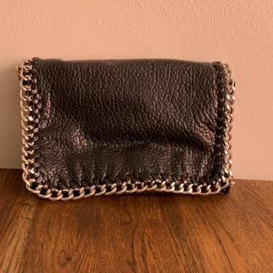 Väska - Väska från tiamo, har lite rost på dom ringarna jag tog kort på men inget som märks så mycket