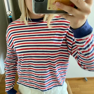 Randig tröja HM - Så mysig tröja från HM, känns lite som pyjamasmaterial. Kommer inte till användning. Ganska bra skick. Frakt tillkommer på 48kr💗