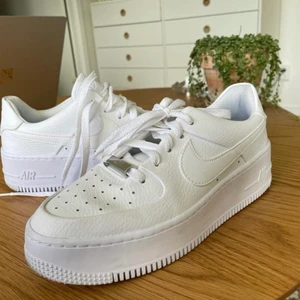 Nike air force 1 - Säljer mina vita Nike air force 1 pga för dom aldrig kommer till användning längre. Strl 37, har använt dom några gånger. Säljer dom för 500!