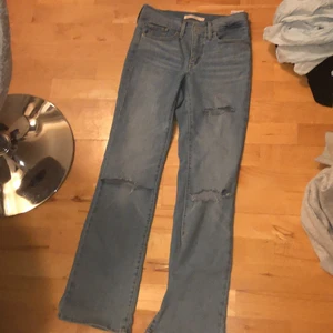 Lågmidjade Levis jeans - Säljer då de blivit för små! Super efterfrågade, Köpta i Amerika, De är i modellen 315 shaping bootcut och är superfina verkligen, inga defekter samt sparsamt använda (endast 3 gngr typ) kontakta för fler bilder eller om du undrar nått, pris kan diskuteras ❤️ (ps original priset var runt 1200)