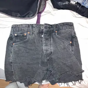 Svarta/tvättade shorts storlek 36 