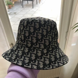 Dior  - Vintage dior hatt, ej äkta men bra skick! Skriv för fler bilder