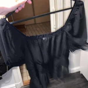 Söt topp fråm na-kd - Jättefin topp från na-kd, aldrig använt pga för liten för mig, storlek 36. Nypris 150 kr, mitt pris 75 kr! lite genomskinlig