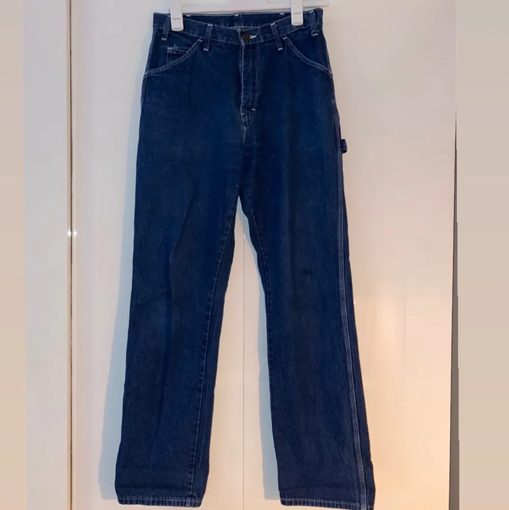 Dickies jeans köpta på beond retro (begagnade), endast använda ett fåtal gånger av mig. St 32x34, tror att det är gjorda för killar men funkar lika bra för tjejer. Jag har haft dem med skärp och de har passat bra, men då även varit oversized (jag är en storlek 36). Är trasiga vid fickan men tror det går att laga ganska lätt! Nypris ca 800kr. Pris kan diskuteras vid snabb affär!👏. Jeans & Byxor.