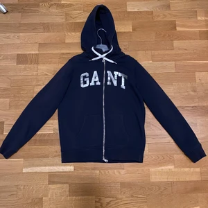 Gant kofta - Gant kofta/tröja. Inte mycket andvänd men något år gammal. Kan skickas mot frakt, 66kr och spårbart eller hämtas i Halmstad!😀