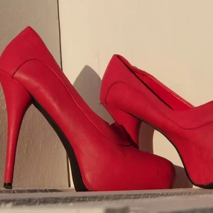 Klackskor  - Klackskor röda (använda) 200 kr st 41, bruna klackskor med öppning vid tån oanvända 250 kr st 41, svarta klackskor med "nitar" använda 150 kr st 41.