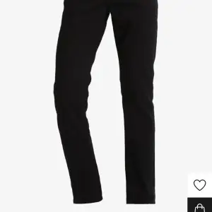 Svarta Levi’s jeans i modell 511 Slim fit. Använda men i fint skick.