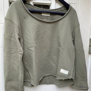 Odd Molly storlek 1. Tröja/ sweatshirt.  - Mossgrön ’ sweatshirt ’ storlek 1 . Modellen lite over size. Passar både till storlek 36 / 38. Fint skick. Frakt 📦 55kr.