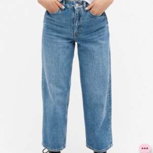 Jeans i modellen Mozik från Monki i storlek W26 💗 Jeansmodellen är lite croppad och mid-waist :) En av öglorna är lite uttöjda. Jag skulle nog säga att jeansen är lite stora i storleken, så de passar nog även W27 och W28 🥰 Tveka inte att höra av dig om du har några frågor 💕 ‼️första bilden är lånad‼️