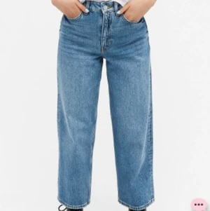Monki jeans Mozik storlek W26 - Jeans i modellen Mozik från Monki i storlek W26 💗 Jeansmodellen är lite croppad och mid-waist :) En av öglorna är lite uttöjda. Jag skulle nog säga att jeansen är lite stora i storleken, så de passar nog även W27 och W28 🥰 Tveka inte att höra av dig om du har några frågor 💕 ‼️första bilden är lånad‼️