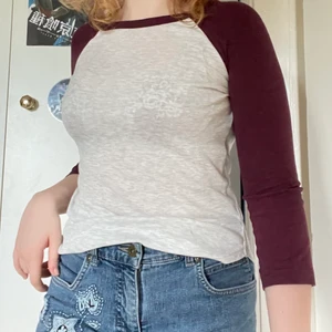 h&m topp - topp från h&m i rött och grått. väldigt tunn så funkar väldigt bra för både sommar och höst