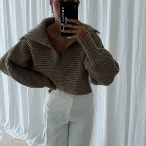 Stickad tröja - Brun tjockt stickad tröja. Kort i modellen med en stor krage. Aldrig använd och är som ny! Strl S. Bud från 200 eller köp direkt för 350kr💛 tillkommer frakt 