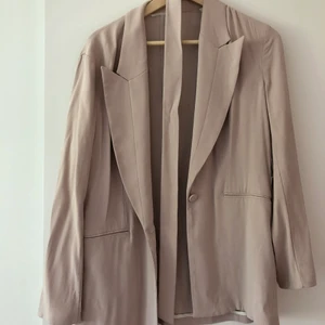 Filippa k kavaj - Blazer i nyskick, storlek S men väldigt oversized så passar M också 