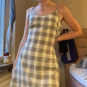  Rutig Klänning storlek s - Plagget är i storlek s och har haft den i några veckor🌼