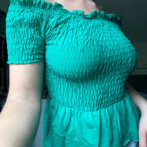 H&m strl S - Grön super söt topp. Jättemjuk och stretchig i materialet. Den svänger ut längst ner och sitter tajt upptill. Sälj då jag inte använder den tillräckligt, använd 2 gånger. Köpt för 2 år sedan.