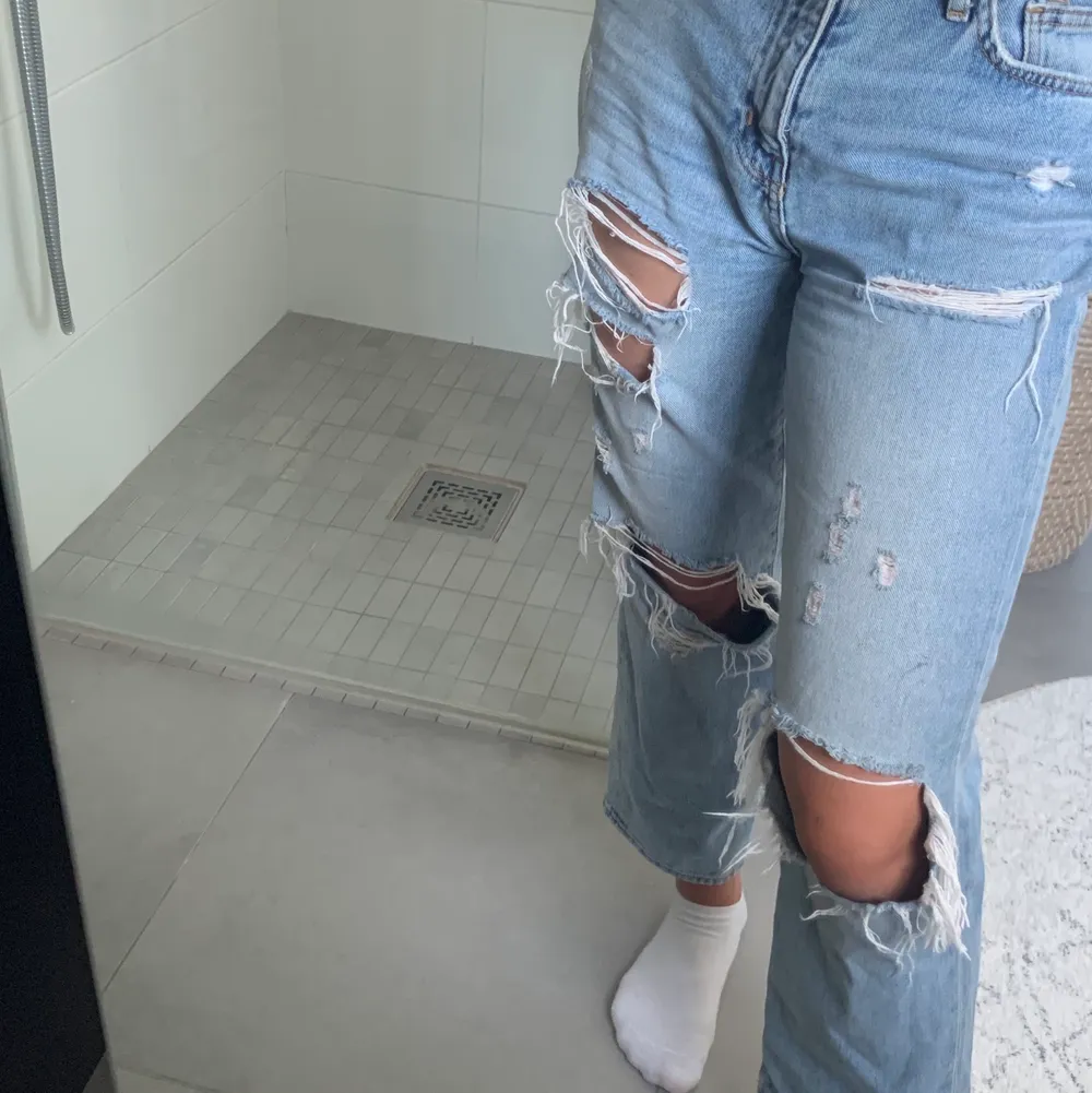 Ljusblå raka jeans från H&M med hål. Strl 26 high Waist. 80kr+frakt 💙. Jeans & Byxor.