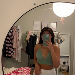 Virkad topp - Trendig grön virkad topp. Passar mig som har xs/s, B/c-kupa. Skulle säga att toppen passar xs-m då den är justerbar både i midjan men även i axelbanden då man knyter den själv⚡️ färgen är mer ljusgrön i verkligheten. Pris + frakt. Om flera är intresserade kanske det blir budgivning