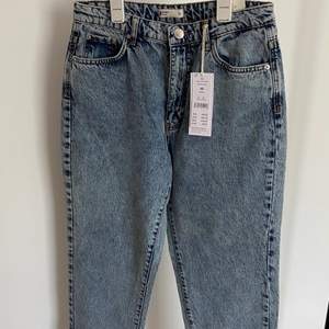 Säljer dessa ”DAGNY” mom jeans från Gina Tricot, i färgen mid blue snow. Endast provade ett fåtal gånger och prislapp sitter kvar. Säljer dem pågrund av att dem är ca 1dm för korta för mig som är 180 cm. Dem är i storleken 40 vilket motsvarar M. 