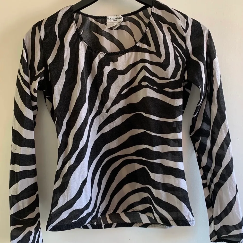 En topp i zebra mönster. Från Dolce & Gabbana. 100% polyester. . Toppar.