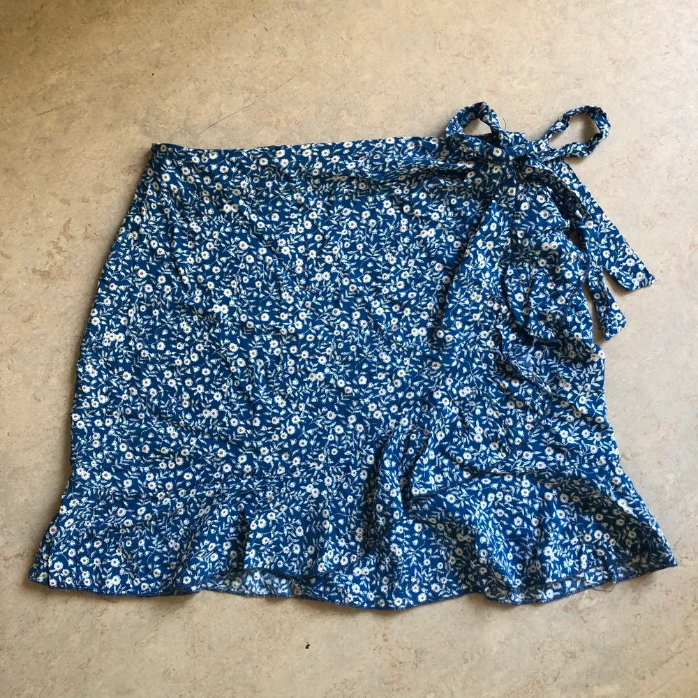 Super söt blå kjol från shein i storlek S. Köptes förra året men är bara använd ett fåtal gånger. Det är ganska tunt material men den är i bra skick. 🤩💕. Kjolar.