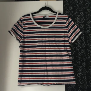 T-shirt - Tshirt köpt från hm för något år sen. Den är i stl L men passar en M